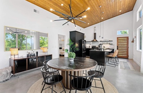 Weaverville Cabina | Voted Best AVL Luxe Stay Hot Tub Mountain Views Asheville Glass House