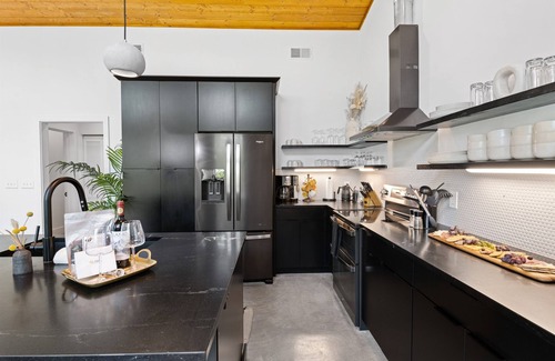 Weaverville Cabina | Voted Best AVL Luxe Stay Hot Tub Mountain Views Asheville Glass House