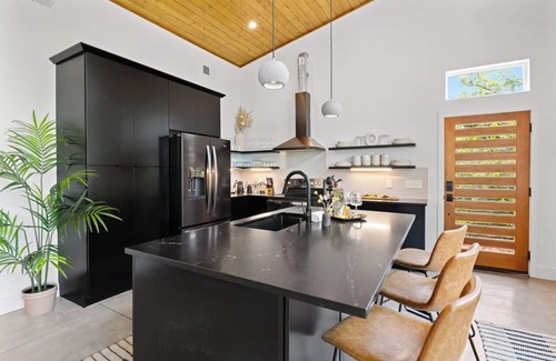 Weaverville Cabina | Voted Best AVL Luxe Stay Hot Tub Mountain Views Asheville Glass House