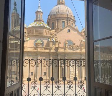 Centro histórico de Zaragoza Apartamento | VTZ El Balcón a la Basílica V - vistas inmejorables a la Basílica del Pilar!