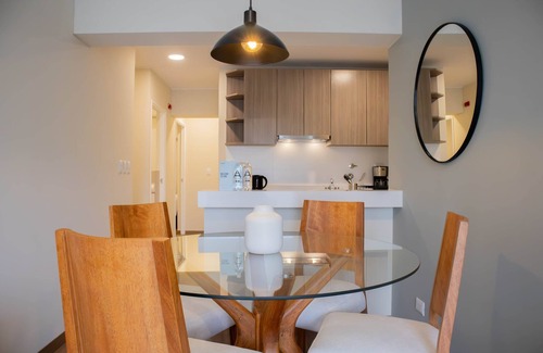 Miraflores Apartamento | w Modern 2BR w Scenic Balcony Close to Kennedy Park