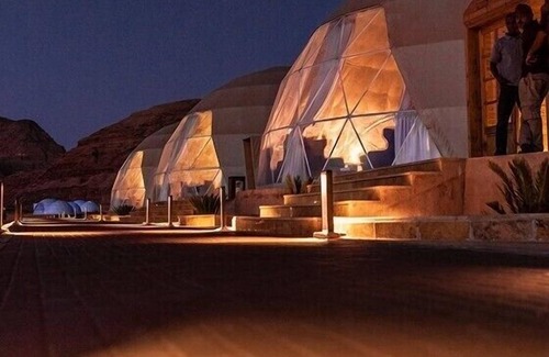 Wadi Rum Alquiler De RV | Wadi Rum UFO Luxotel - Campsite