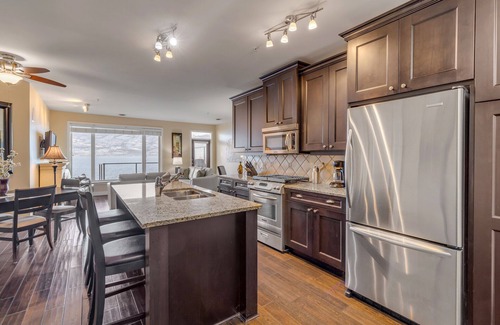 Westbank Condominio | WAKE UP TO THIS! 5⭐️ 3 BDRM WATERFRONT! POOL,HOTTUB, BOAT LIFT AVAIL.