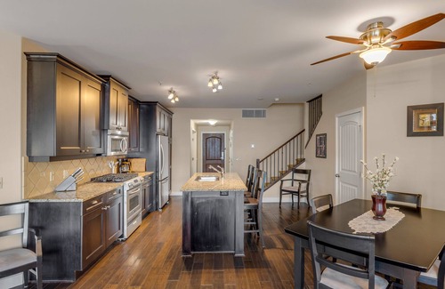 Westbank Condominio | WAKE UP TO THIS! 5⭐️ 3 BDRM WATERFRONT! POOL,HOTTUB, BOAT LIFT AVAIL.