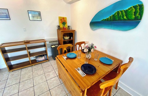 Sunset Beach Apartamento | Walk 2 beach, Bay & Restaurants! Family Stays! Dogs are ok.