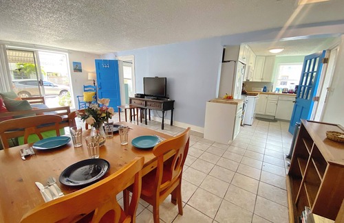 Sunset Beach Apartamento | Walk 2 beach, Bay & Restaurants! Family Stays! Dogs are ok.