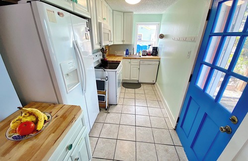 Sunset Beach Apartamento | Walk 2 beach, Bay & Restaurants! Family Stays! Dogs are ok.