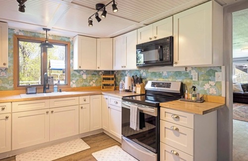 Evaro Apartamento | Walk-In Creekside Apartment - Fireplace & Cozy Living Room