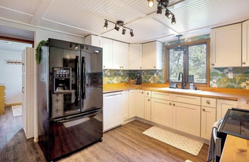 Evaro Apartamento | Walk-In Creekside Apartment - Fireplace & Cozy Living Room