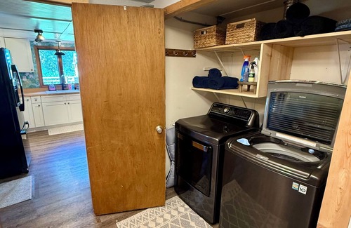 Evaro Apartamento | Walk-In Creekside Apartment - Fireplace & Cozy Living Room