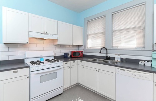 Columbia Casa | Walk or bike to Noma or Main Street district from this fun & peaceful retreat.