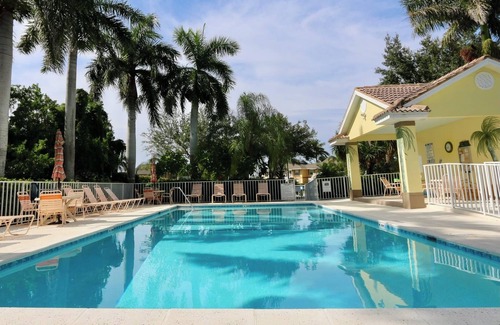 Hammock Bay Condominio | Walk out 2 bed 2 bath with shared pool, 10-15 mins to Marco beaches