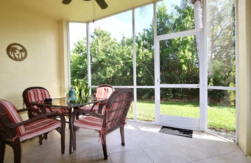 Hammock Bay Condominio | Walk out 2 bed 2 bath with shared pool, 10-15 mins to Marco beaches