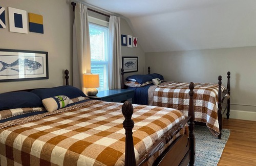 Cape Elizabeth Otro | Walk the beach or watch the tides from "Boatyard". 6 bedrooms, AC, waterfront!