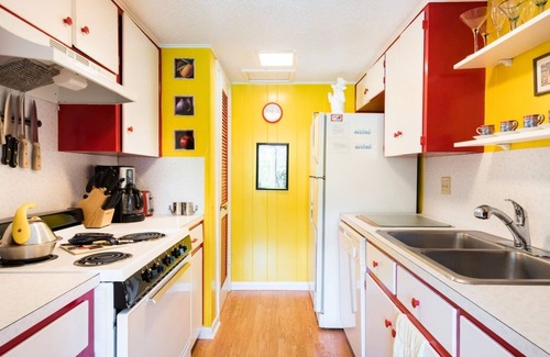 Barton Hills Casa | Walk to ACL & Zilker ❤️ King Bed 🐟 Unique Fish Tank Bath ✔️ Patio Grill