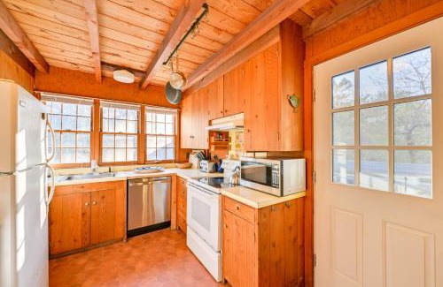 Beach Hampton Casa | Walk to Amagansett Beach Cottage with Deck!