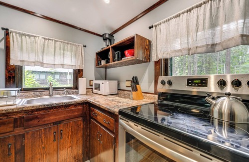 Boothbay Harbor Cabina | Walk to Barrett's Park: Wooded Cabin w/ Grill!