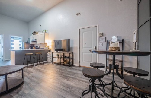 Maryville Apartamento | Walk to bars and restaurants! Pet friendly.