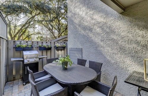 Folly Field Casa | Walk to Beach. Pet Friendly Townhome. King Bed.