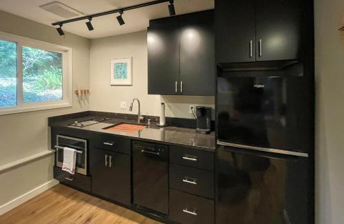 Bainbridge Island Apartamento | Walk to Beach and Village Bainbridge Island Gem!