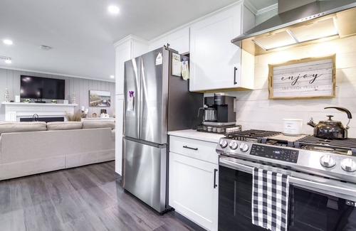 South Dennis Cabaña | Walk to Beach: Dennis Cottage w/ Deck!