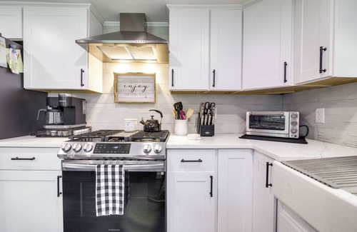South Dennis Cabaña | Walk to Beach: Dennis Cottage w/ Deck!