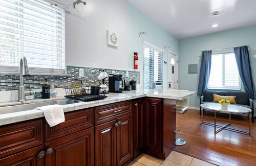 Alamitos Beach Apartamento | Walk to Beach & Downtown | 30 Min to Disneyland