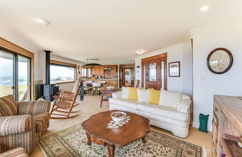 Caspar Casa | Walk to Beach: Luxury Oceanfront Escape in Caspar