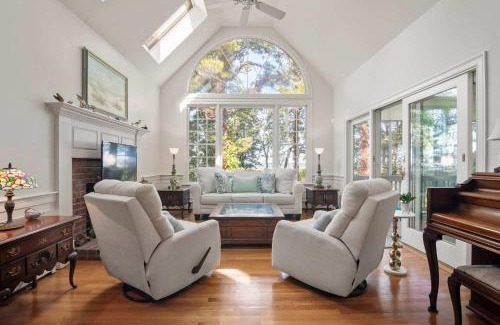 Brewster Casa | Walk to beach Secluded and private home and backyard