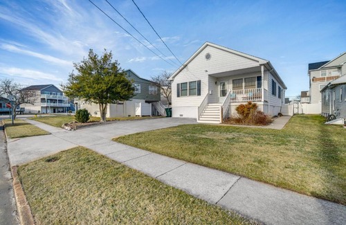 Brigantine Casa | Walk to Brigantine Beach Home with BBQ and Yard