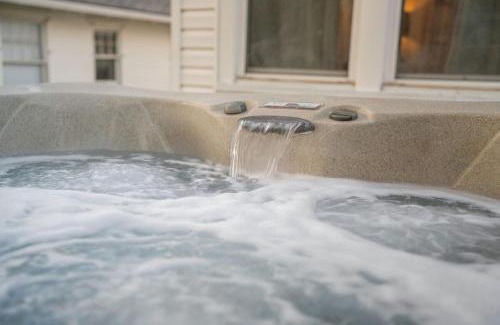 Cherry Street Casa | Walk To Cherry Street,pets, Hot Tub By Hvnlyhomes