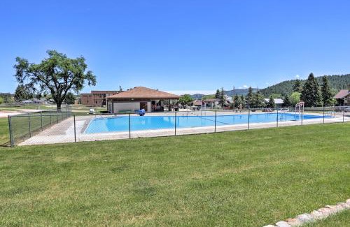 Custer Casa | Walk to Downtown Custer Retreat with Fire Pit!