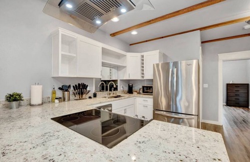 New Tacoma Apartamento | Walk to DT | Fast Wi-fi + Long stay equipped!