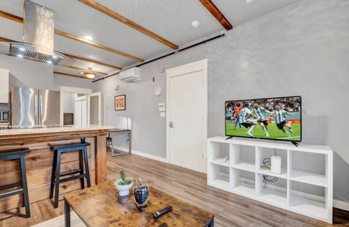 New Tacoma Apartamento | Walk to DT | Fast Wi-fi + Long stay equipped!