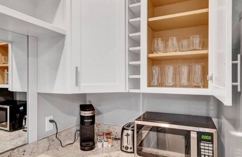 New Tacoma Apartamento | Walk to DT | Fast Wi-fi + Long stay equipped!