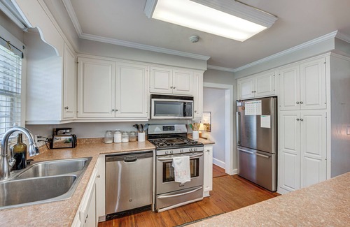 Hahira Casa | Walk to Dtwn Hahira: Inviting Home w/Pool & Yard!