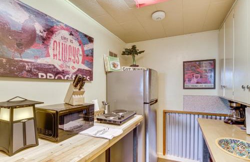 Livingston Apartamento | Walk to Dtwn Livingston Studio with Mtn Views!