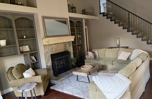 Folsom Casa | Walk to Folsom Lake! Delightful 4 bdrm Home w/pool