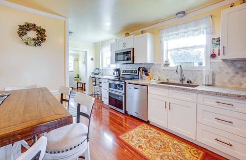 Gold Beach Cabaña | Walk to Gold Beach: Charming Cottage w/ Yard!