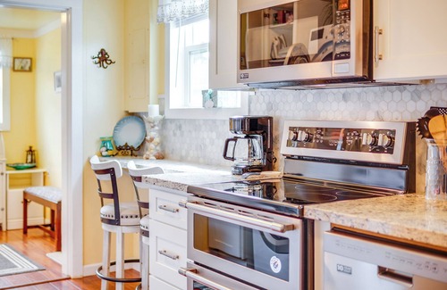 Gold Beach Cabaña | Walk to Gold Beach: Charming Cottage w/ Yard!