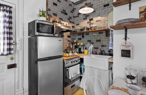 Bell Buckle Cabaña | Walk to Historic Downtown Bell Buckle~Webb~Hot Tub~Fireplace~Tiny Home