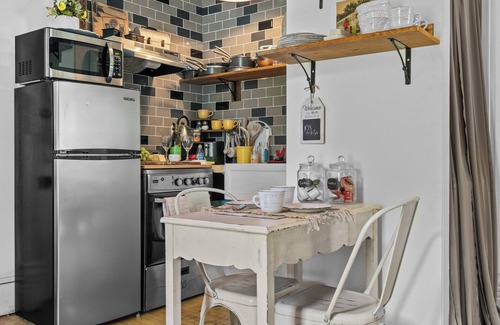 Bell Buckle Cabaña | Walk to Historic Downtown Bell Buckle~Webb~Hot Tub~Fireplace~Tiny Home