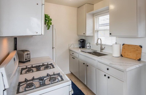 Old Town Cabaña | Walk to Historic Old Town San Diego, cute 1 bedroom 1 bath, single story home.