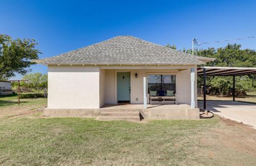 Jacksboro Casa | Walk to Historic Square Jacksboro Home with Yard