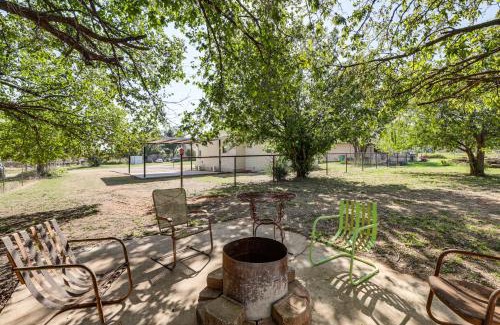 Jacksboro Casa | Walk to Historic Square Jacksboro Home with Yard