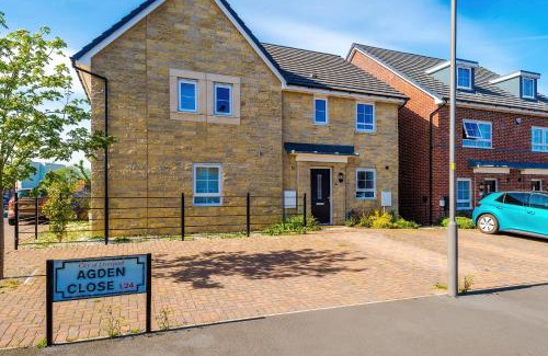 Speke Casa | Walk to JLR & Airport-3 Bedrooms Driveway for 2- Sleeps 9- 3 WC-Speke Boulevard-South Liverpool-Sleeps 9 - Fully Equipped Home - Longer Stays Available Lower - Regular Work Stays Welcome - ARZ Stays