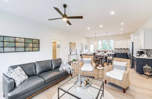 Madison-on-the-Lake Casa | Walk to Lake Erie: Sleek Retreat w/ Screened Patio