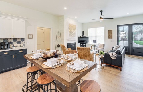 Madison-on-the-Lake Casa | Walk to Lake Erie: Sleek Retreat w/ Screened Patio