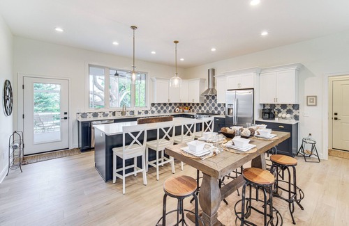 Madison-on-the-Lake Casa | Walk to Lake Erie: Sleek Retreat w/ Screened Patio