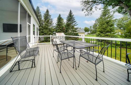 Madison-on-the-Lake Casa | Walk to Lake Erie Sleek Retreat with Screened Patio